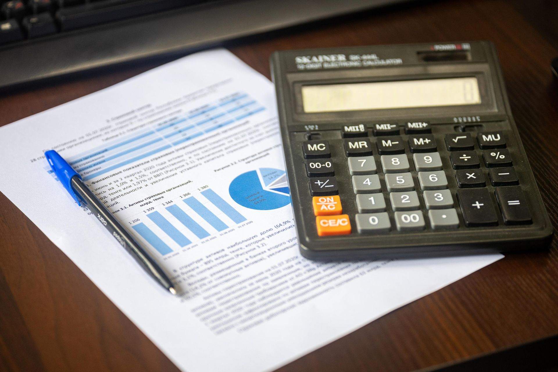 Calculo financiero de una operacion inmobiliaria con calculadora y documentos
