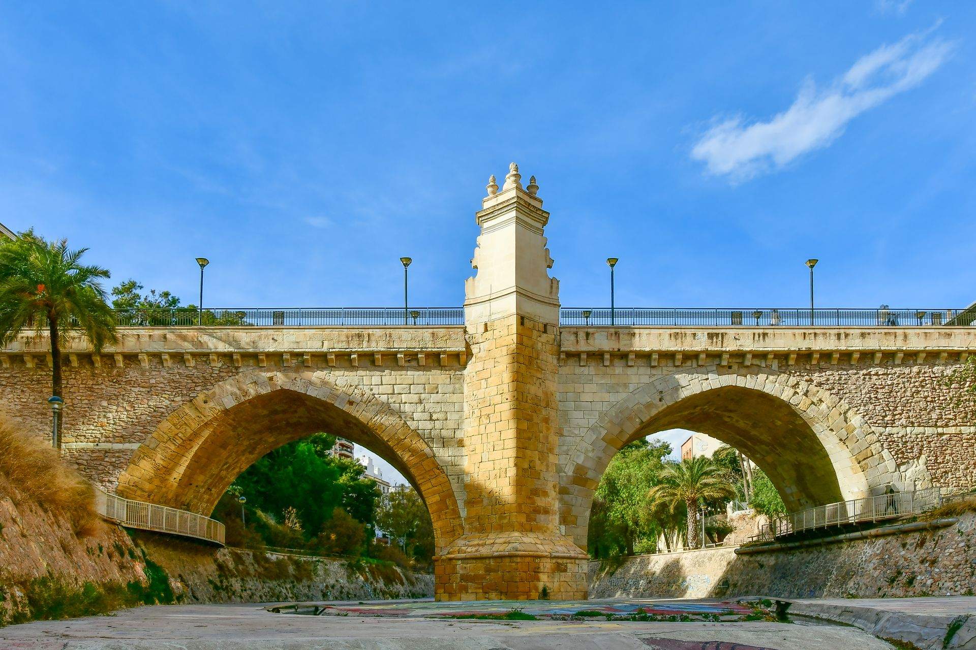 Vista de Elche con el puente sobre el río Vinalopó y el casco urbano